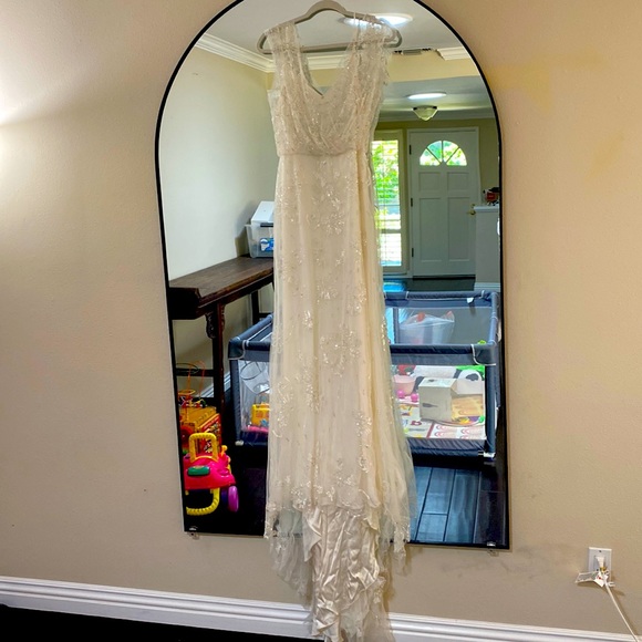 Monique Lhuillier - never been worn! Wedding dress - Picture 1 of 9